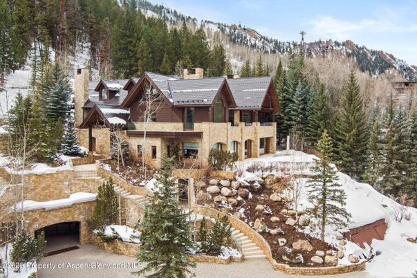 Exterior, Facade, Log Home