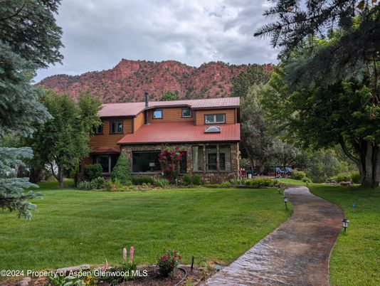 Backyard, Exterior, Facade, Split Level