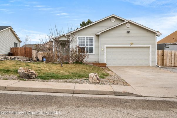 Attached, Exterior, Facade, Ranch