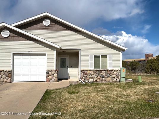 Attached, Exterior, Facade, American Craftsman