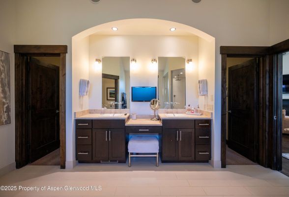 Bathroom, Dual Sink Vanities, Interior, Recessed Lighting