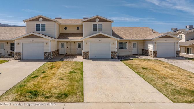 Attached, Exterior, Facade, American Craftsman