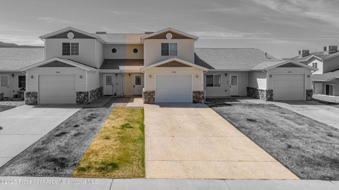 Attached, Exterior, Facade, American Craftsman