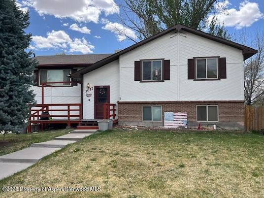 Exterior, Facade, Brick Facade, Raised Ranch