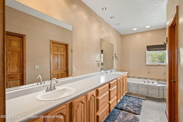 Bathroom, Dual Sink Vanities, Interior, Recessed Lighting