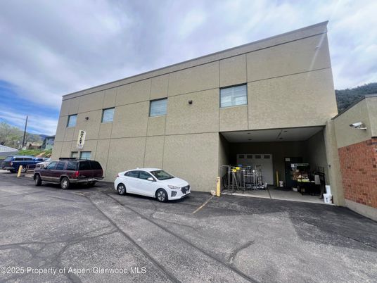 Exterior, Facade, Modern