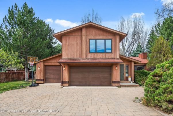 Attached, Exterior, Facade, Modern