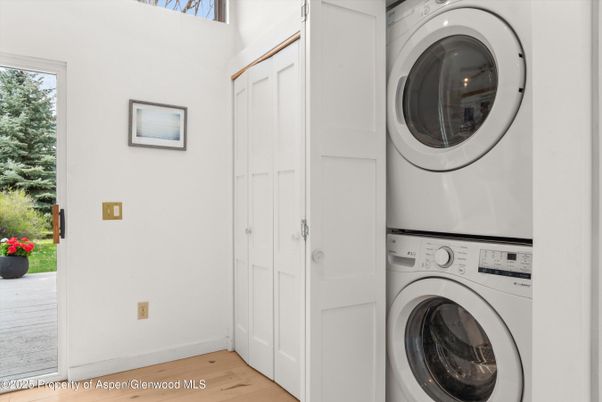 Interior, Utility Closets, Washer, Wood Texture Flooring