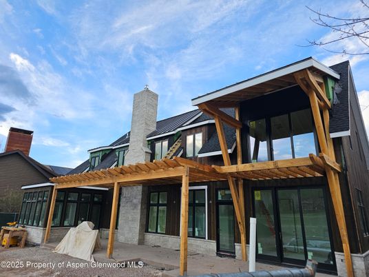 Exterior, Facade, Modern