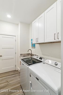 Interior, Recessed Lighting, Washer, Wood Texture Flooring