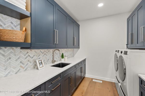 Interior, Recessed Lighting, Washer, Wood Texture Flooring