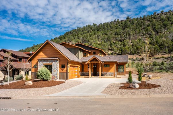 Exterior, Facade, Log Home