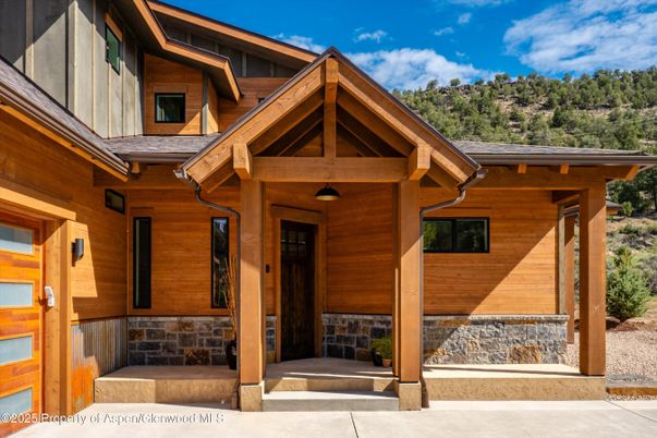 Exterior, Facade, Log Home
