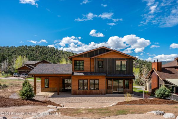 Exterior, Facade, Log Home