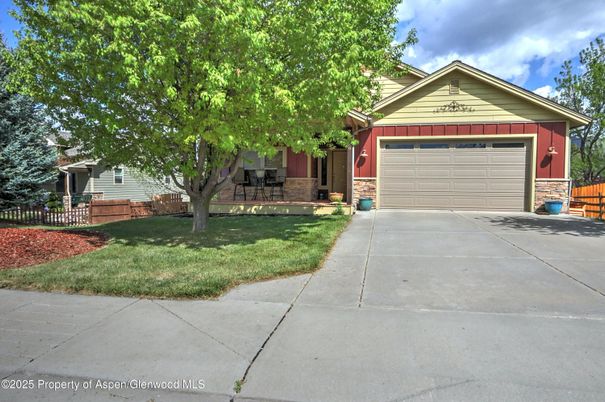 Attached, Exterior, Facade, American Craftsman