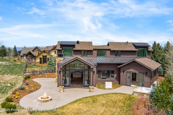 Exterior, Facade, Log Home