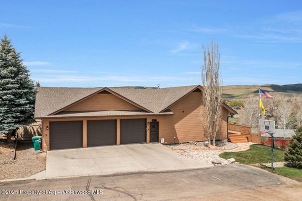 Attached, Exterior, Facade, Ranch
