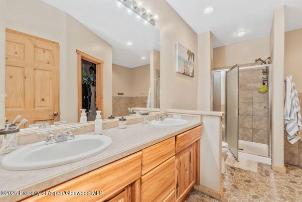 Bathroom, Dual Sink Vanities, Interior, Recessed Lighting
