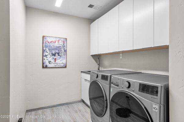 Interior, Recessed Lighting, Washer, Wood Texture Flooring