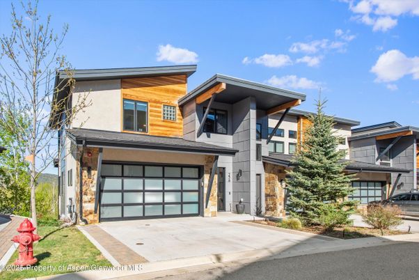 Attached, Exterior, Facade, Modern