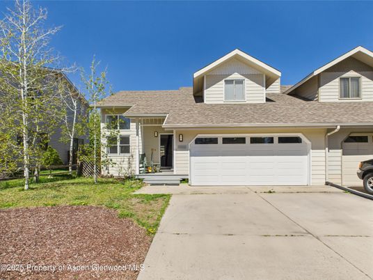 Attached, Exterior, Facade, American Craftsman