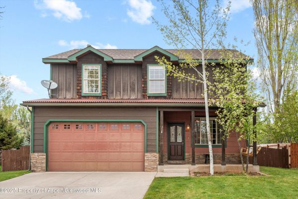 Attached, Exterior, Facade, Brick Traditional