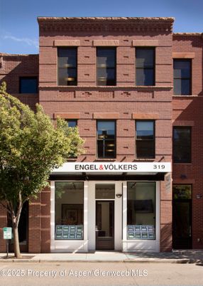 Exterior, Facade, Brick Facade, Rowhouse