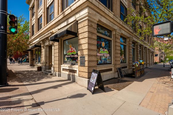Exterior, Facade, Brownstone