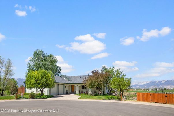 Attached, Exterior, Facade, Ranch