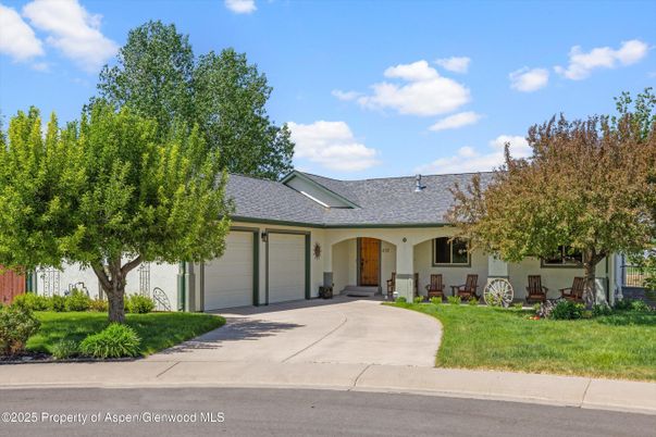 Attached, Exterior, Facade, Ranch