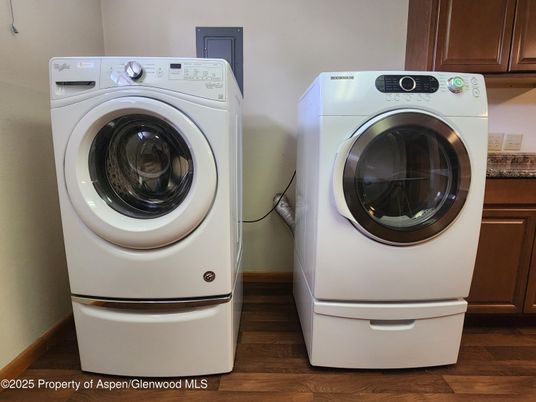 Interior, Utility Closets, Washer, Wood Texture Flooring