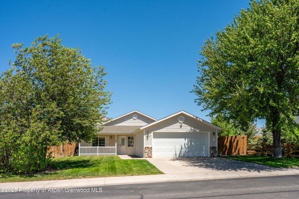 Attached, Exterior, Facade, Ranch