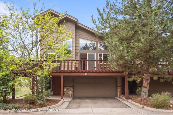 Attached, Exterior, Facade, Modern