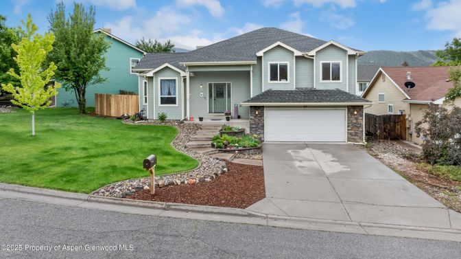 Attached, Exterior, Facade, Ranch