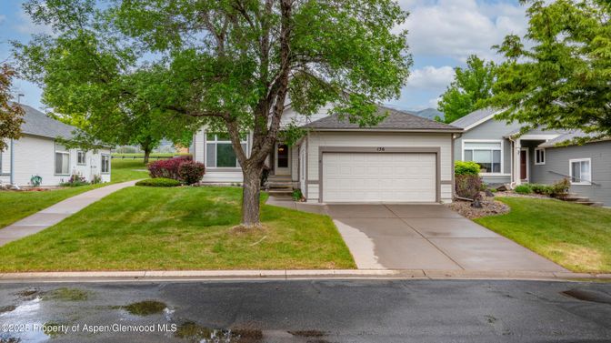 Attached, Exterior, Facade, Ranch
