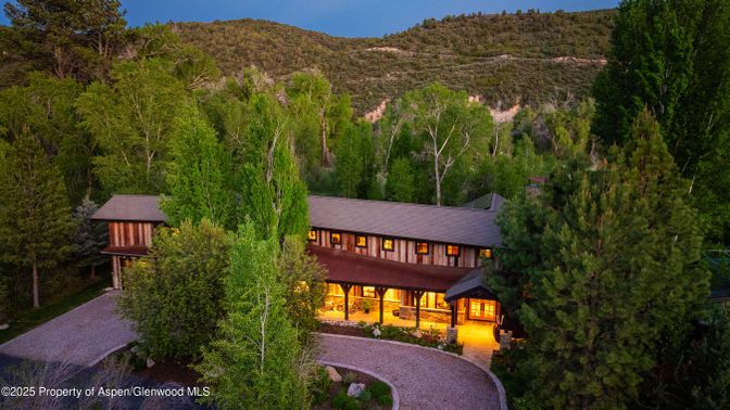 Exterior, Facade, Log Home