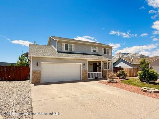Attached, Exterior, Facade, American Craftsman