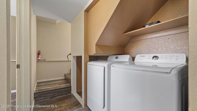 Interior, Utility Closets, Washer, Wood Texture Flooring