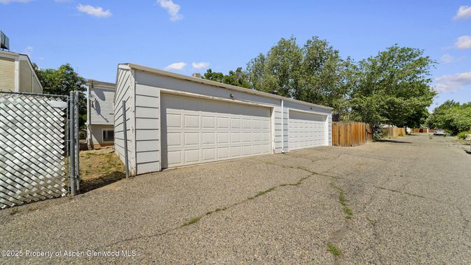 Detached Garage, Exterior