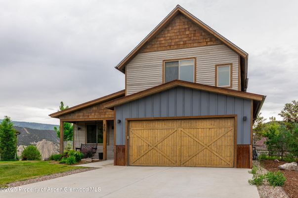 Attached, Exterior, Facade, Brick Traditional