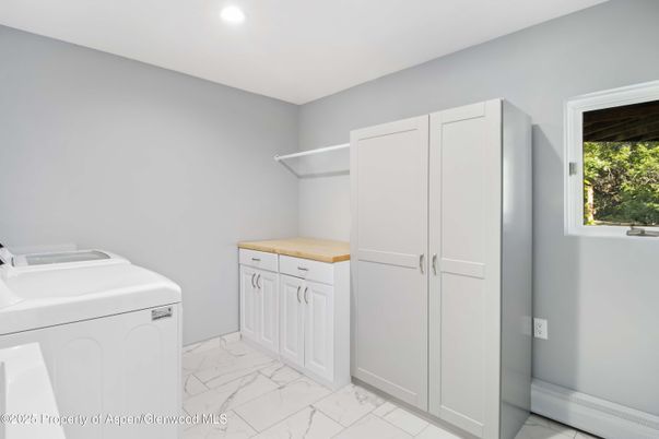 Interior, Marble, Recessed Lighting, Washer