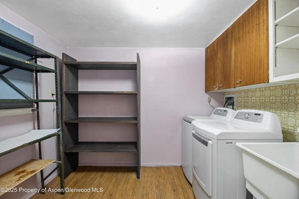 Interior, Washer, Wood Texture Flooring
