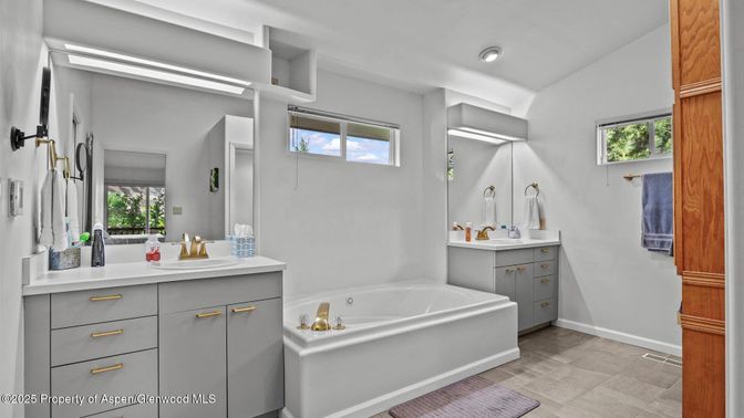 Bathroom, Dual Sink Vanities, Interior, Recessed Lighting