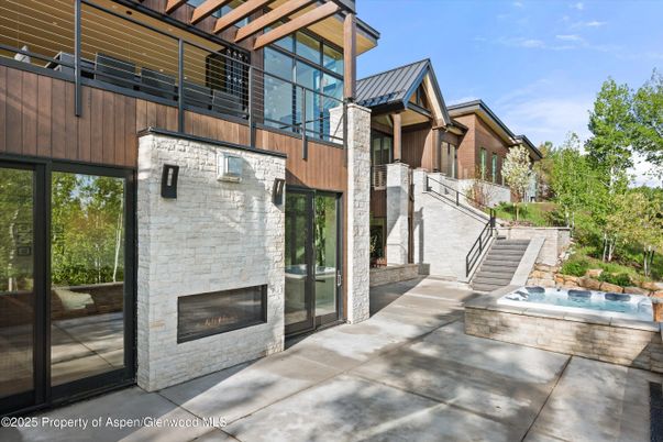 Exterior, Fireplace, Hot Tub
