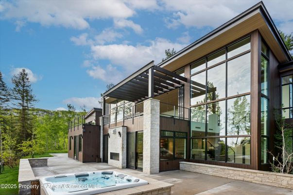 Exterior, Facade, Hot Tub, Modern