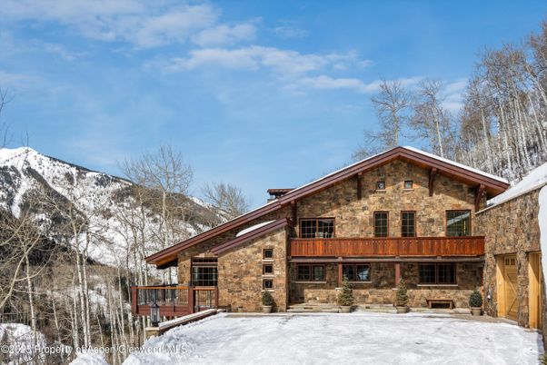 Exterior, Facade, Log Home