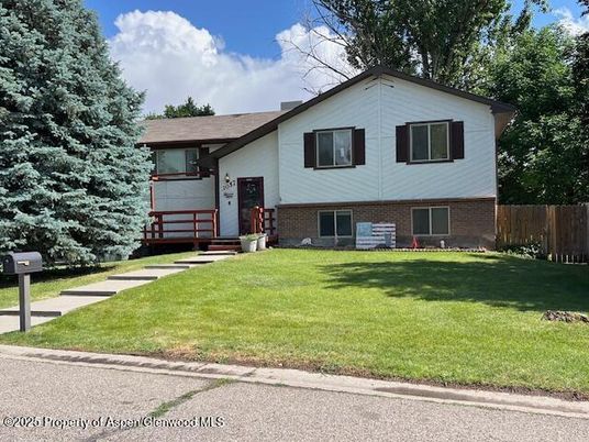 Exterior, Facade, Brick Facade, Raised Ranch