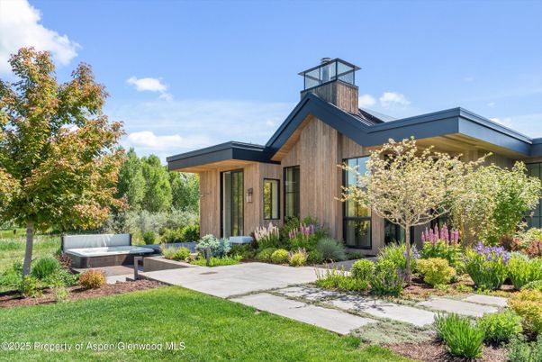 Backyard, Exterior, Facade, Modern