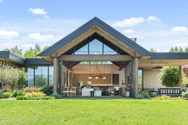 Backyard, Exterior, Facade, Modern
