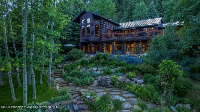 Exterior, Facade, Log Home